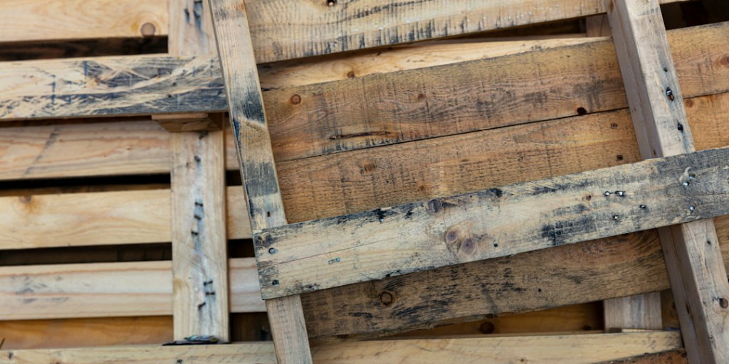 Optymalizacja procesów logistycznych: Paletyzacja w branży odpraw celnych, spedycji i transporcie